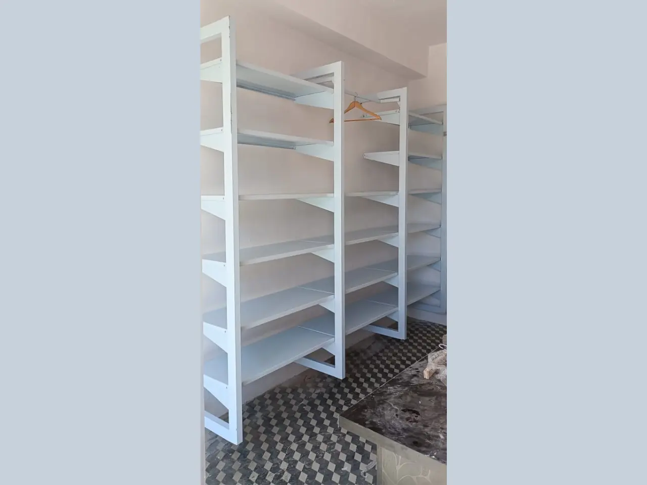925657185_best-wall-channel-rack-for-Garment-Shop.webp